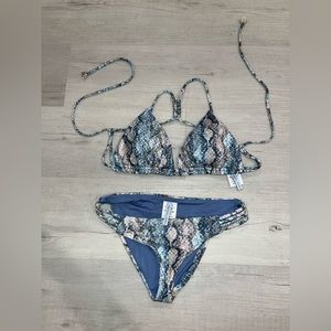 Isabella Rose snakeskin textured bikini top size large bottom size small